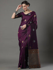 THE BANARASI SAREEIS MADE UP OF SILK THREADS WOVEN USING