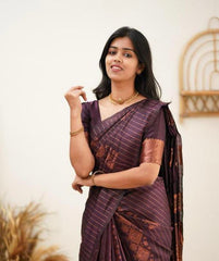 THIS GORGEOUS SILK SAREE MAKES IT EXTREMELY STUNNING WEAVES