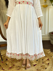 KANIKA WHITE COLOURED WOMEN'S CHANDERI KURTA SET