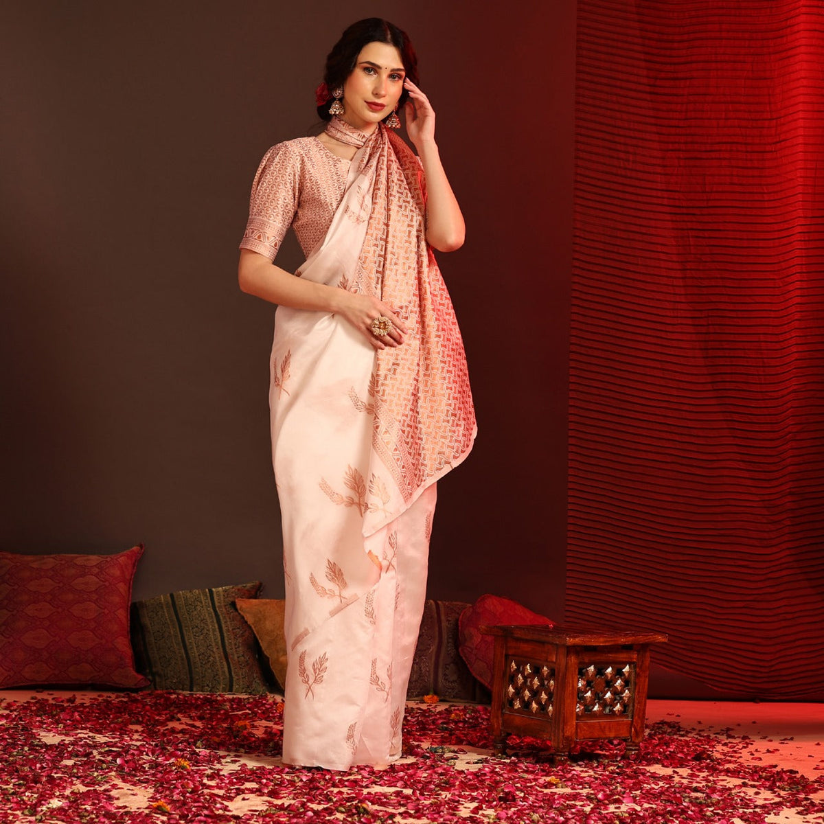 THE BEAUTIFUL LUSTER ON THE SAREE MAKES IT EXTREMELY STUNNING WEAVES
