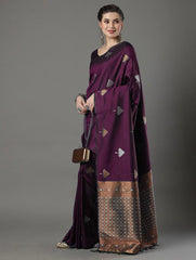 THE BANARASI SAREEIS MADE UP OF SILK THREADS WOVEN USING