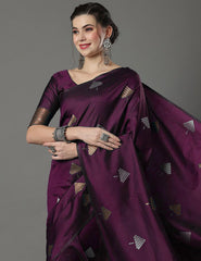 THE BANARASI SAREEIS MADE UP OF SILK THREADS WOVEN USING