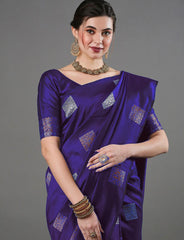 THE BANARASI SAREEIS MADE UP OF SILK THREADS WOVEN USING