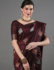 THE BANARASI SAREEIS MADE UP OF SILK THREADS WOVEN USING