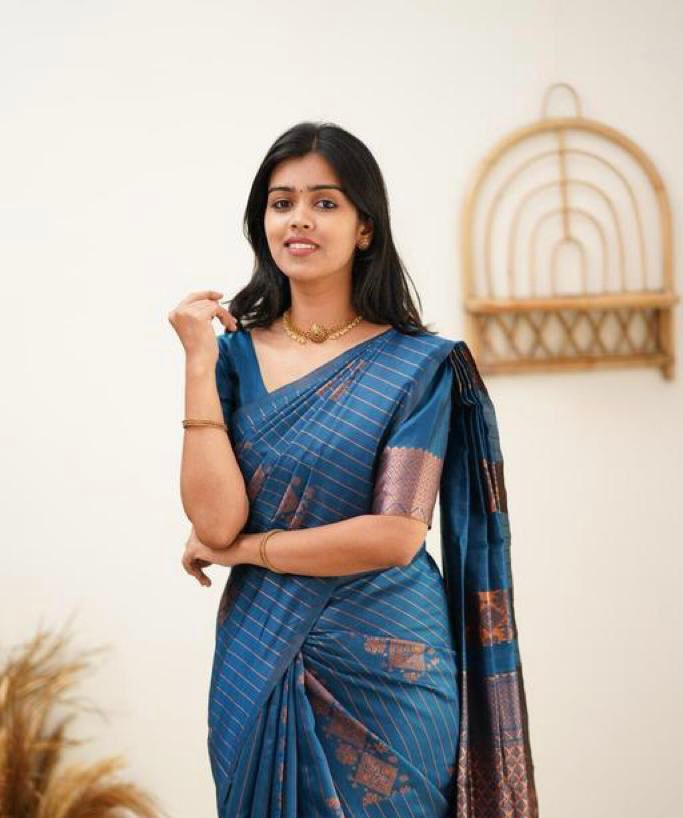THIS GORGEOUS SILK  SAREE MAKES IT EXTREMELY STUNNING WEAVES