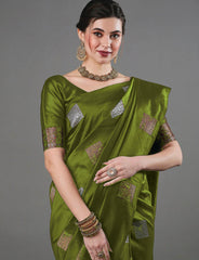 THE BANARASI SAREEIS MADE UP OF SILK THREADS WOVEN USING