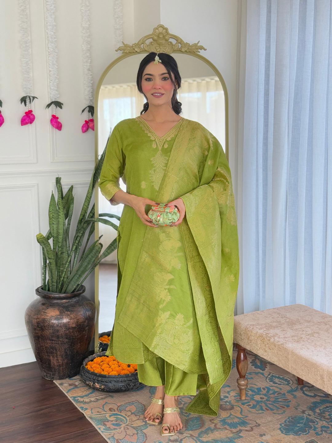 GREEN  COLOURED  WOMEN'S VISCOSE JACQUARD   KURTA  WITH PANT DUPATTA  SET