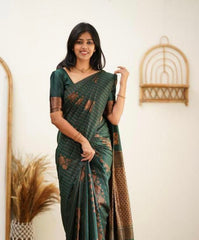 THIS GORGEOUS SILK  SAREE MAKES IT EXTREMELY STUNNING WEAVES
