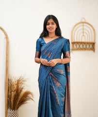 THIS GORGEOUS SILK  SAREE MAKES IT EXTREMELY STUNNING WEAVES