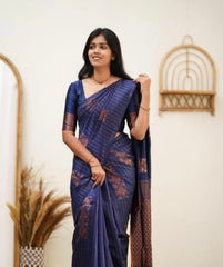 THIS GORGEOUS SILK  SAREE MAKES IT EXTREMELY STUNNING WEAVES
