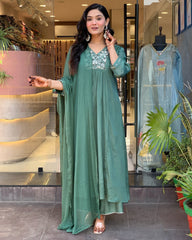 GREEN COLOURED  WOMEN'S VISCOSE CHINNON   KURTA  WITH PANT DUPATTA  SET