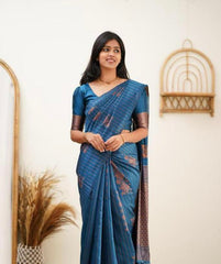 THIS GORGEOUS SILK  SAREE MAKES IT EXTREMELY STUNNING WEAVES