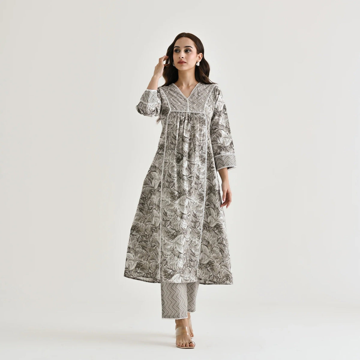 MOTI GREY COLOURED  WOMEN'S  RAYON SLUB  LACE WORK   KURTA WITH PANT SET