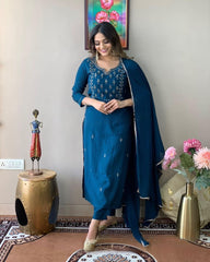 KAYRA BLUE COLOURED WOMEN'S RAYON SLUB KURTA SET