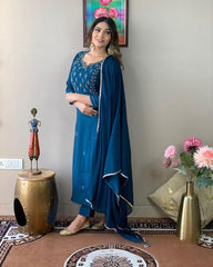 KAYRA BLUE COLOURED WOMEN'S RAYON SLUB KURTA SET